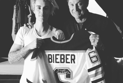 Gretzky presenteia Bieber com jersey em show - The Playoffs