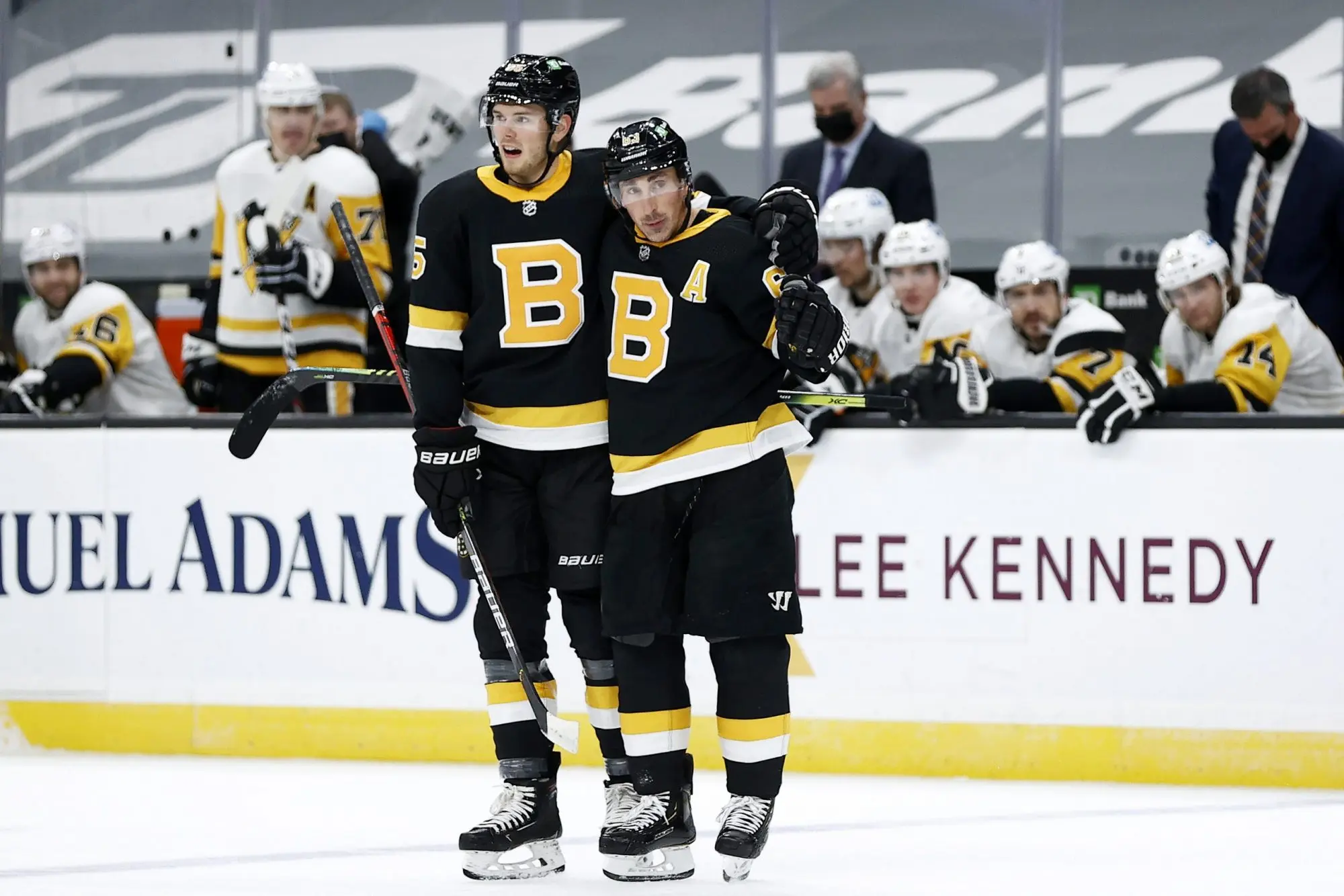 NHL: Rangers batem Bruins em jogo de 11 gols e lideram liga