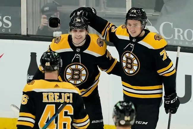 Com autoridade, Boston Bruins goleia New York Rangers