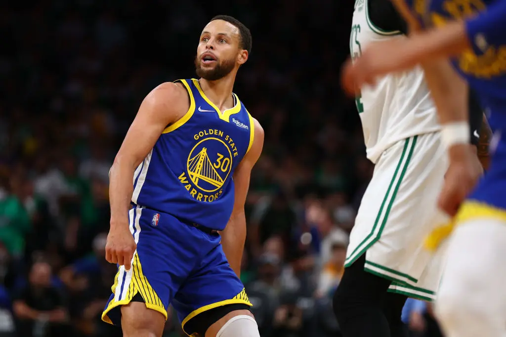 NBA: Stephen Curry se compara a lenda do Lakers e gera polêmica