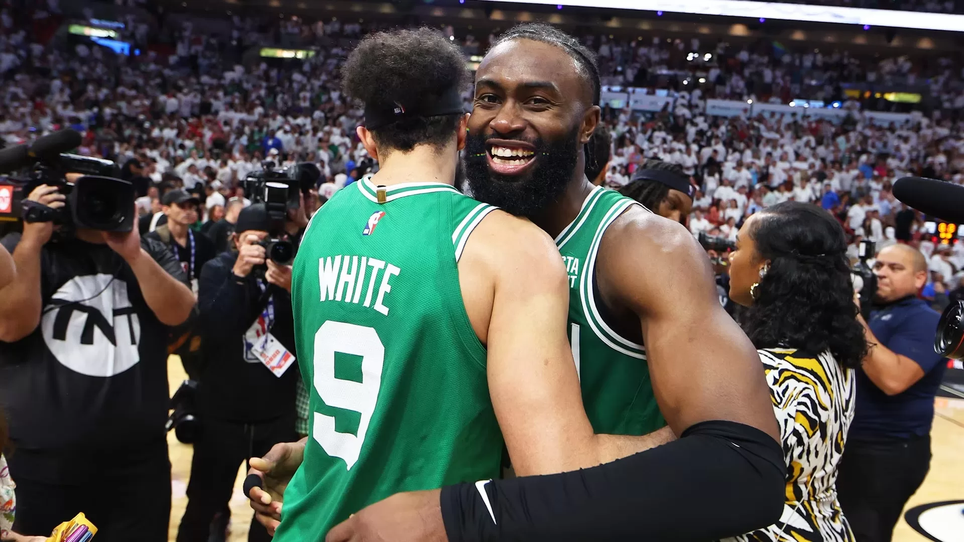 Ado decide, Miami Heat segura Celtics no fim e vence jogo 3 em