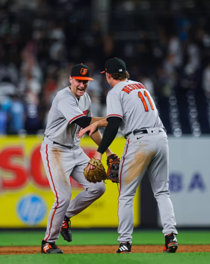 Colton Cowser e Jordan Westburg comemorando durante a vitória dos Orioles sobre os Yankees nesta quarta-feira