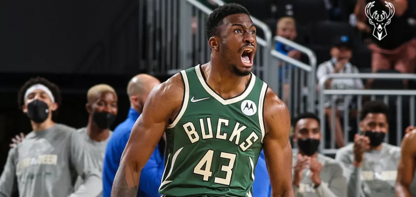 Thanasis assina novo contrato com os Bucks