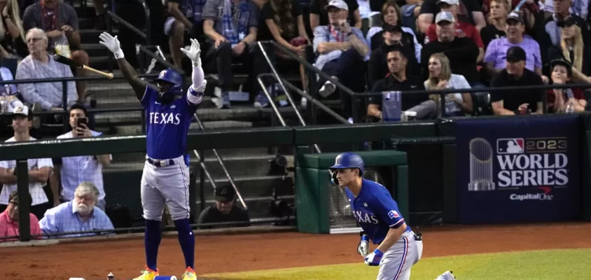 Corey Seager comemora seu home run no jogo 3 da World Series entre Texas Rangers e Arizona Diamondbacks