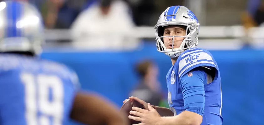 DETROIT, MICHIGAN - NOVEMBER 19: Jared Goff #16 of the Detroit Lions looks to pass during the second quarter of a game against the Chicago Bears at Ford Field on November 19, 2023 in Detroit, Michigan