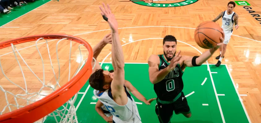 Boston Celtics derrota Dallas Mavericks e conquista sua 10ª vitória consecutiva