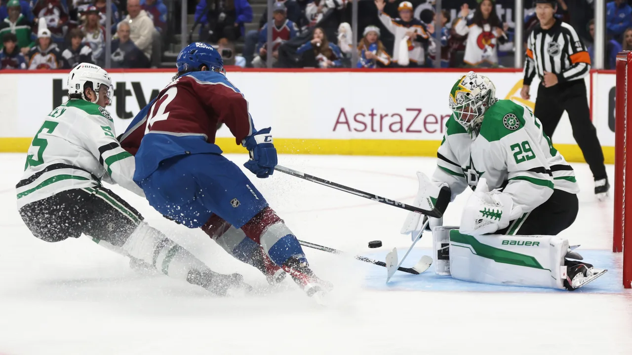 Stars vencem Avalanche fora de casa e abrem vantagem na série