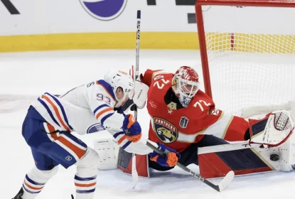 Bobrovsky fecha o gol e Panthers vencem Oilers por 3 a 0 - The Playoffs