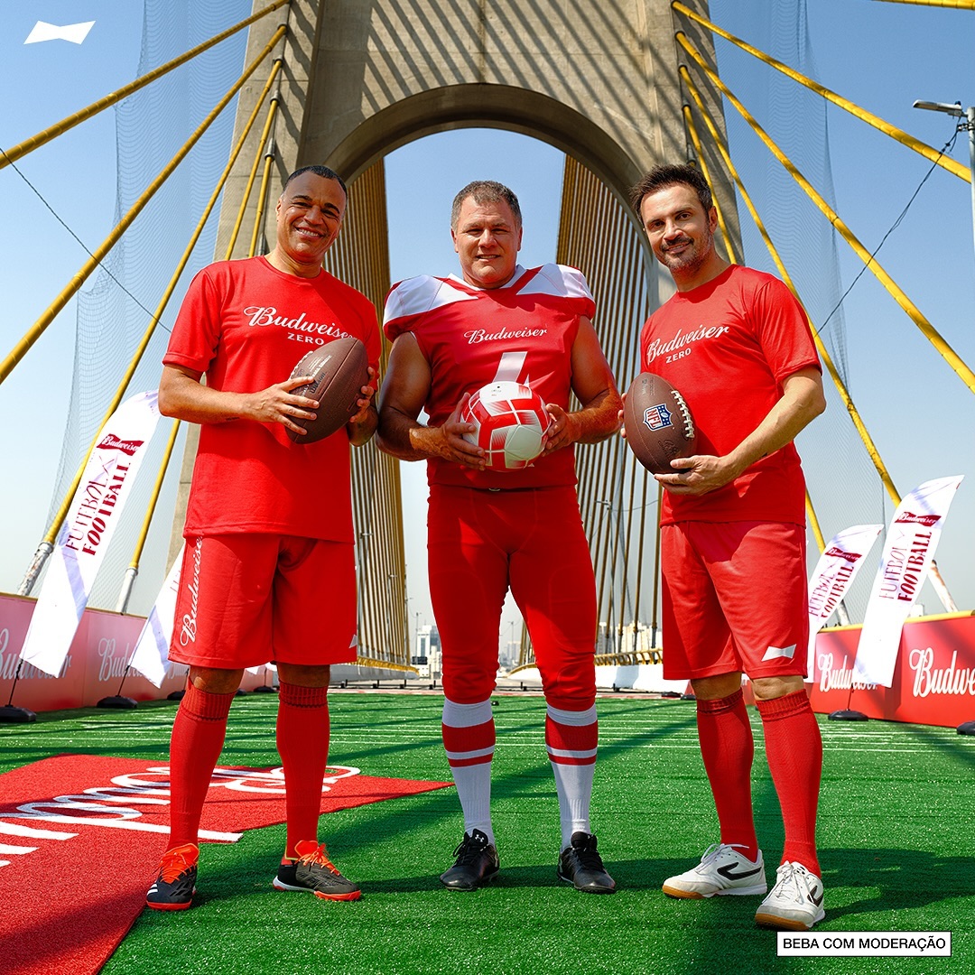 Futebol x Football: Budweiser convoca Adam Vinatieri, Denílson e Falcão para o maior field goal da história em campanha para jogo da NFL no Brasil